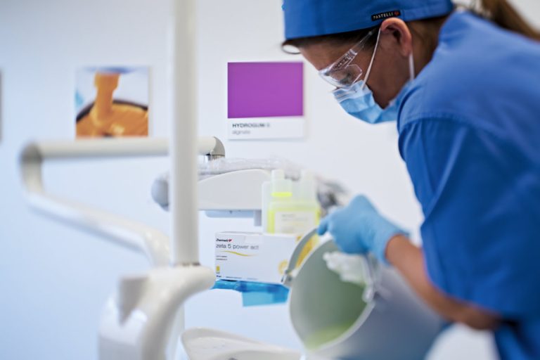 Protocollo di pulizia del riunito odontoiatrico: la disinfezione dei circuiti di aspirazione