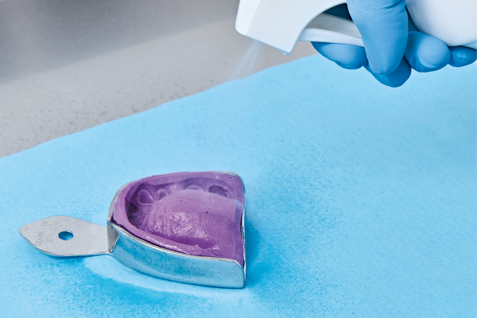 Importance du nettoyage des prothèses dentaires : prévenir infections et  complications - Actualités et conseils - Efiseptyl