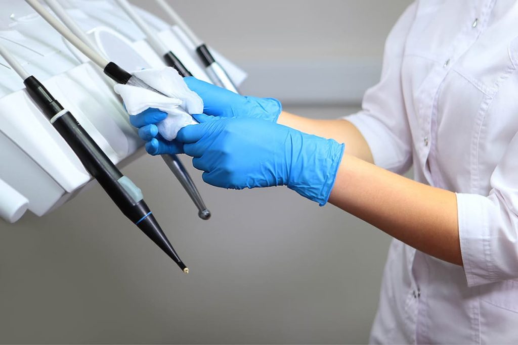 I rischi correlati alle attività del settore dentale e l'importanza di una corretta prevenzione.